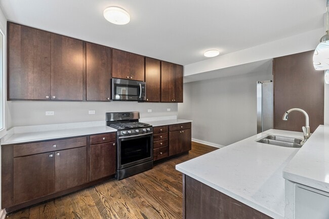 Building Photo - 2553 W Summerdale Ave