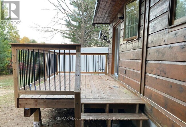 Photo du bâtiment - 914 Skootamatta Lake Rd