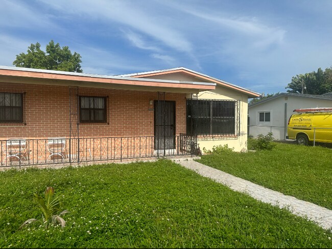 Foto del edificio - 12041 NW 22nd Pl