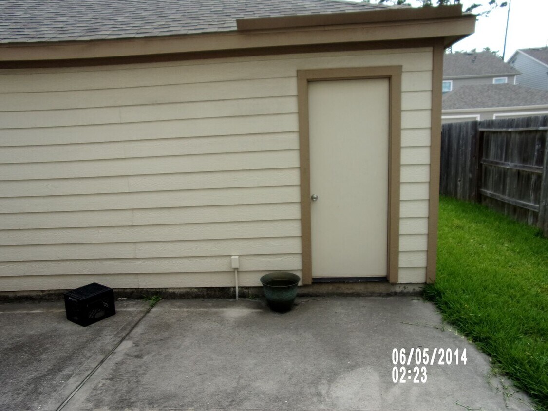 Building Photo - Cute townhome ready for new tenant!