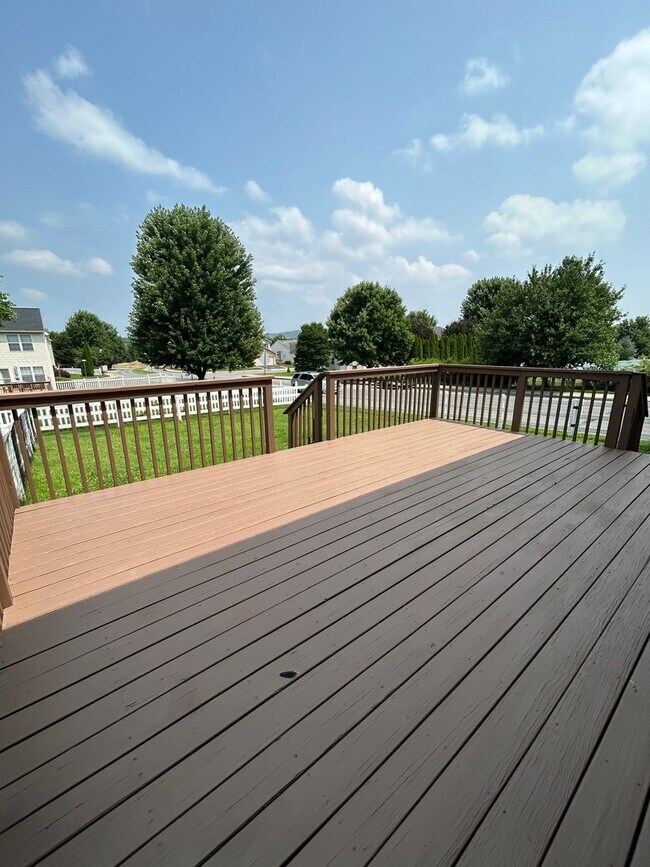 Foto del edificio - New Listing Alert! End unit Townhome in Penns Ridge!