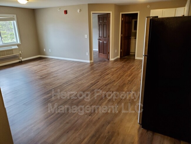 Building Photo - 418 8th St S