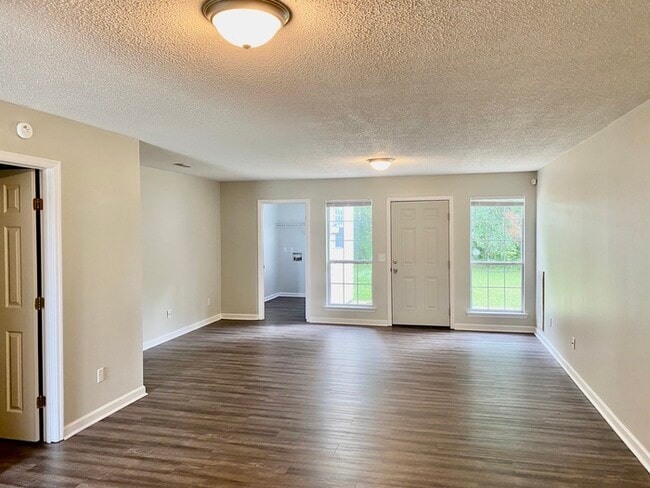 Building Photo - 2Bed/1.5Bath Townhome in East Ridge: Centr...