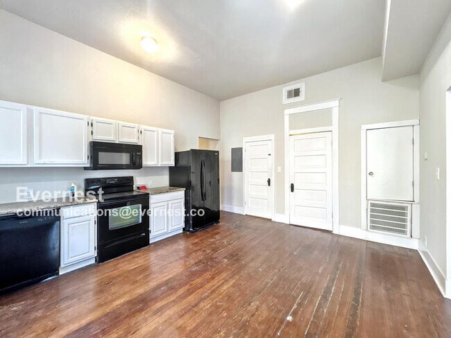 Building Photo - 410 E Carson St