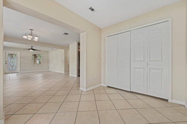 Foto del edificio - 585 N Wayman St