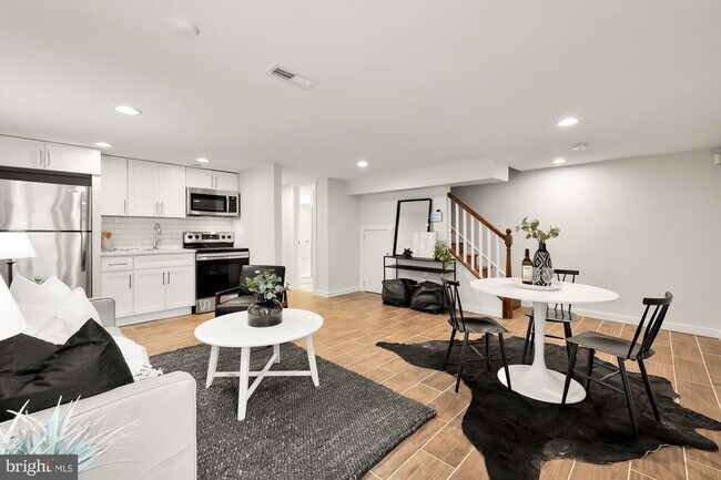 Building Photo - 135 Varnum St NW