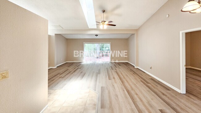 Foto del edificio - 8122 Hathaway Dr
