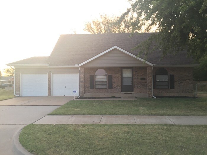 Primary Photo - 1064 Northwest 7th Street, Moore, OK, USA
