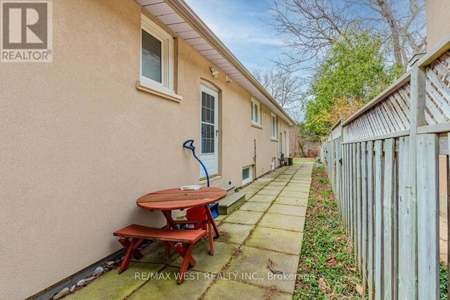 Building Photo - 606 Conacher Dr