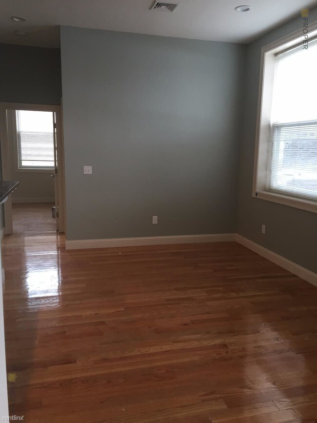 Foto del edificio - 3 br, 1 bath  - 337 Moody St