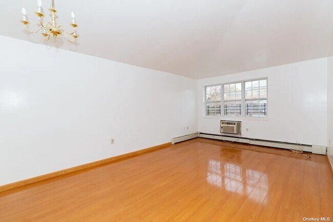 Foto del edificio - 82-98-98 Country Pointe Cir