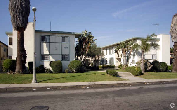 Primary Photo - 4133-4139 Somerset Dr