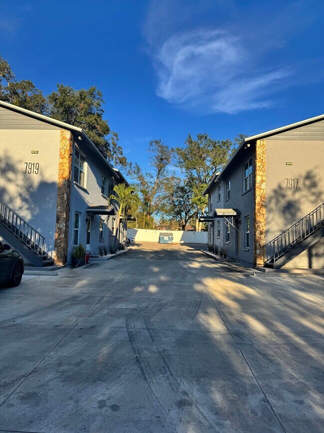 Foto del edificio - 7917 Lakeshore Dr