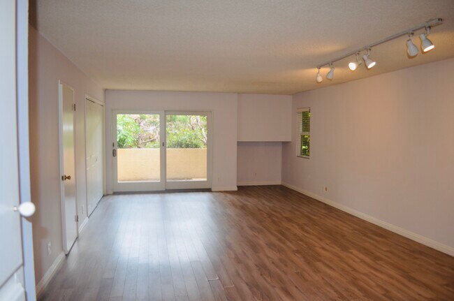 Foto del edificio - 6151 Canterbury Dr