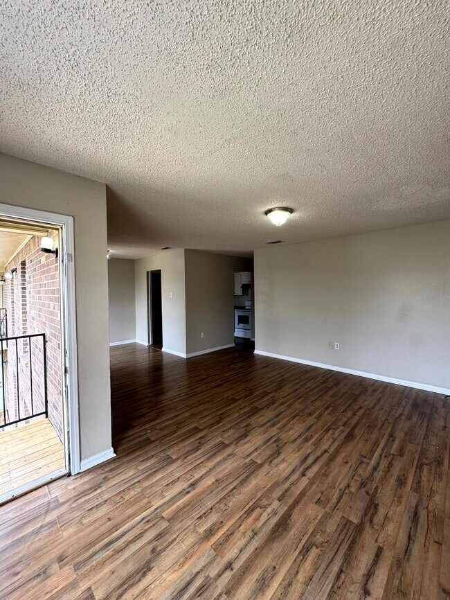 Foto del edificio - 1724 Cedar Lake Dr