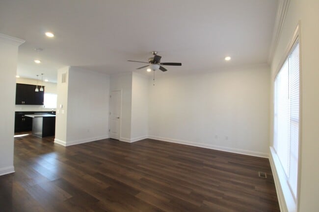Building Photo - 3 Bedroom 2.5 Townhome Available Now!