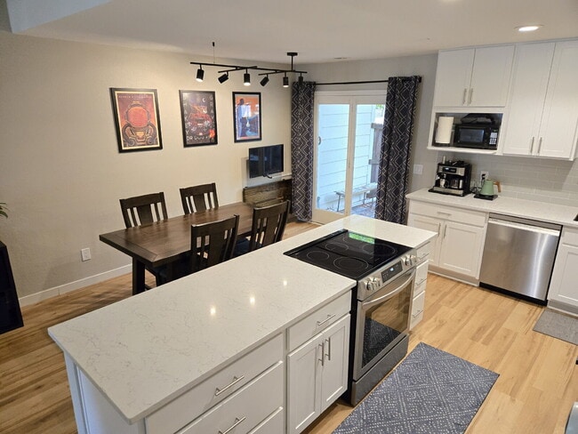 Building Photo - Spacious 2-Bed, 3-Bath Condo Retreat in Ar...