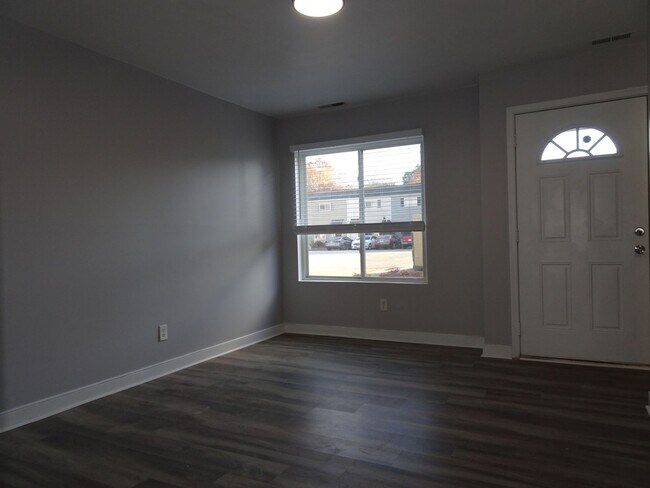 Building Photo - 2 bedroom 1 bath Townhouse in Timberwoods