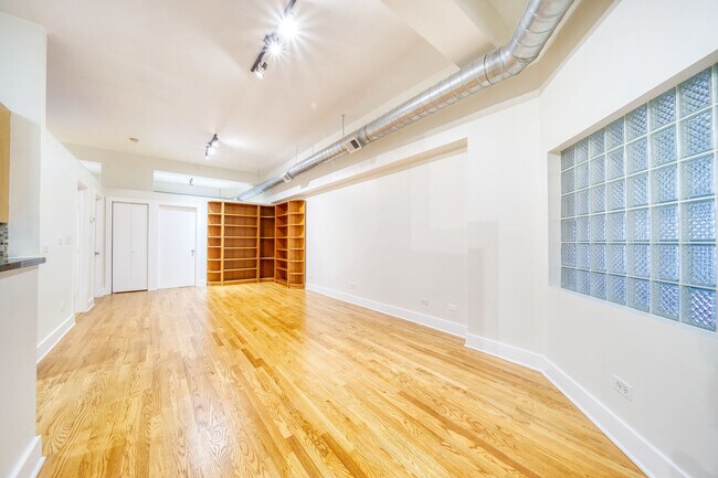 Building Photo - 4751 N Artesian Ave