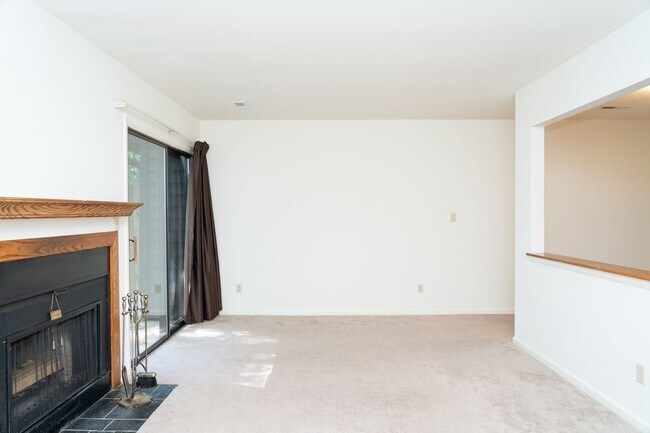 Building Photo - 2 Bedroom Townhouse Available in July