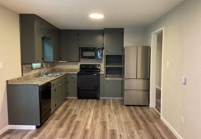 Foto del edificio - NEW IN MANAGEMENT - AVAILABLE NOW!