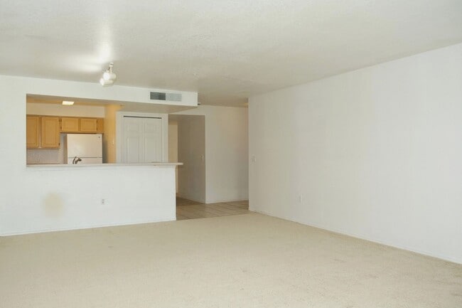 Foto del edificio - 2-bedroom, 2-bathroom Condo in gated commu...