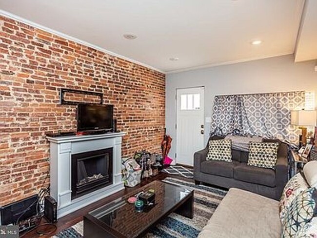 Building Photo - Gorgeously Renovated Upper Fells Point 2bd...
