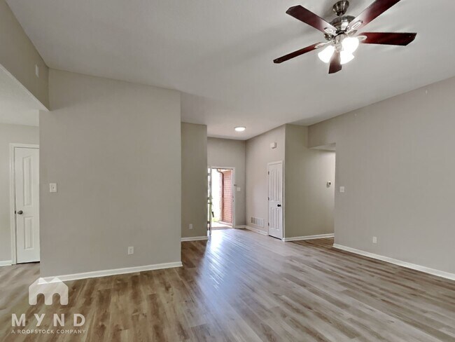 Foto del edificio - 15 Rolling Oaks Dr