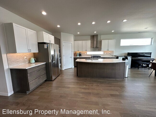 Building Photo - 3 br, 2 bath House - 210 E Stanford Avenue