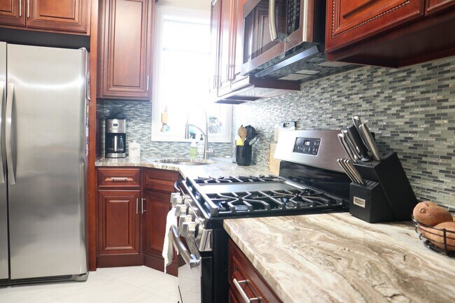 Foto del edificio - 408 Woodlawn Ave