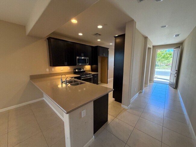 Building Photo - Beautifully Maintained Home