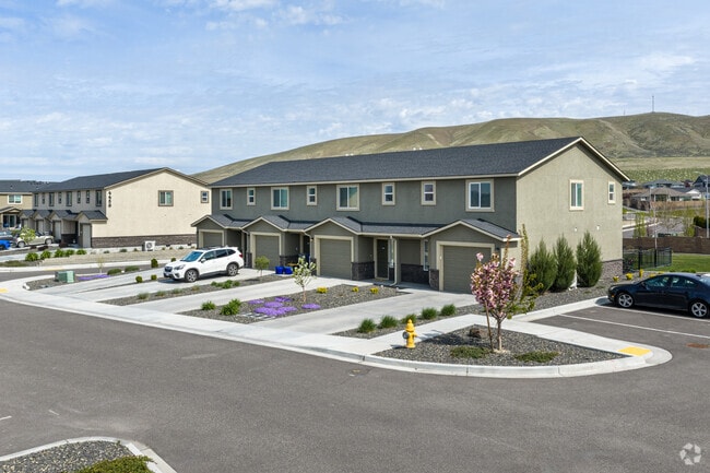 Building Photo - West Vine Townhomes