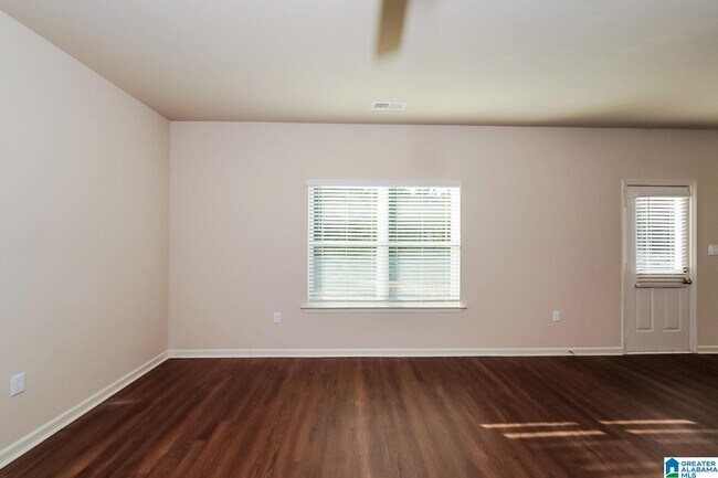 Foto del edificio - 335 Clover Cir