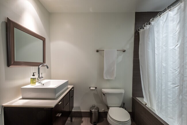 Foto del edificio - 329 S Clark Dr