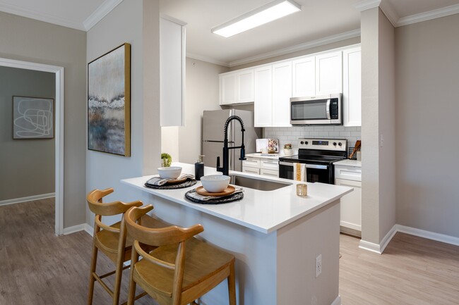 Cocina recientemente renovada con encimeras de cuarzo - The Pointe at Vista Ridge Apartments