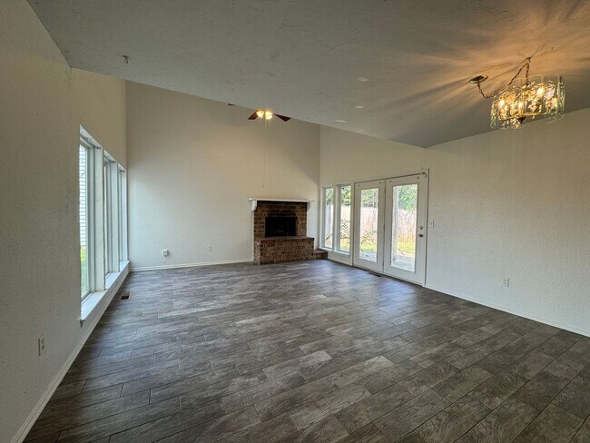 Building Photo - 1825 Sq Ft- 3 Bed/2Bath Duplex- All Appliances Included