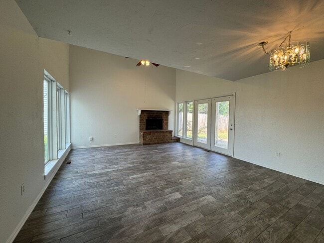Photo - 1825 Sq Ft- 3 Bed/2Bath Duplex- All Appliances Included House