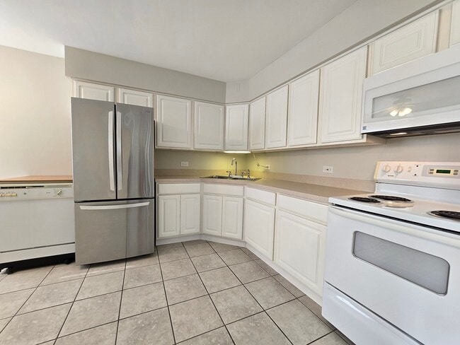 Building Photo - 837 Lathrop Ave