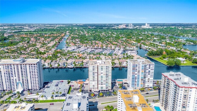 Building Photo - 1410 S Ocean Dr