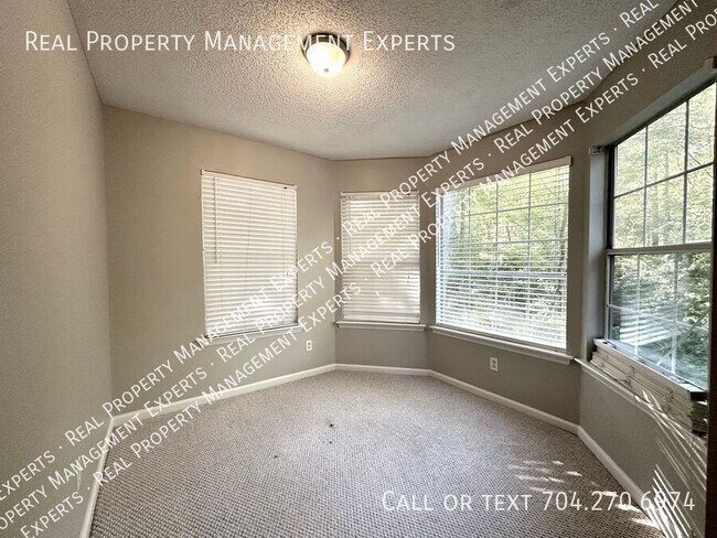 Foto del edificio - **MOVE IN SPECIAL!**Charming 2BR/2BA Condo...