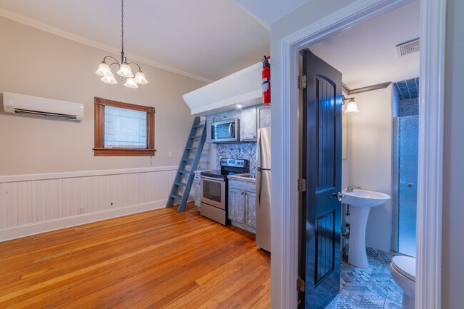Building Photo - Victorian Village Apartments