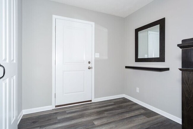 Foto del edificio - Beautiful Townhome Ten Minutes from the He...
