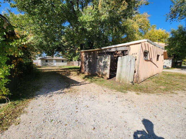 Foto del edificio - Spacious 2-Bedroom, 1-Bathroom HOUSE AVAIL...