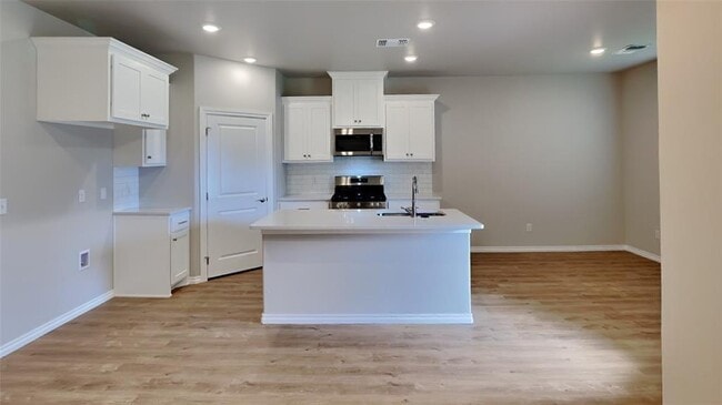 Building Photo - 6812 Labelle Dr