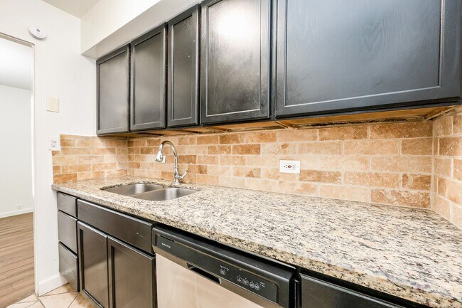 Foto del edificio - 7510 Shadyvilla Ln