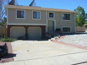 Building Photo - 2120 Heathercrest Dr