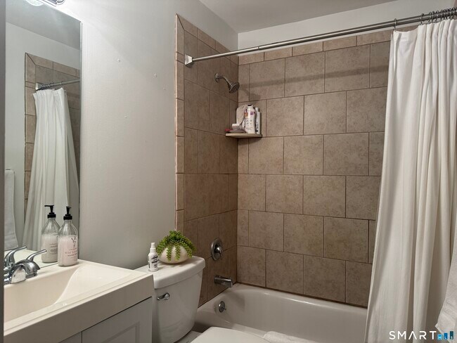 Foto del edificio - 83 Valley Dr