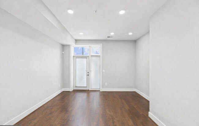 Foto del edificio - Modern Features Columbia Heights Neighborhood 2 Bedroom 2 Bath Condo with Balcony Pet Friendly