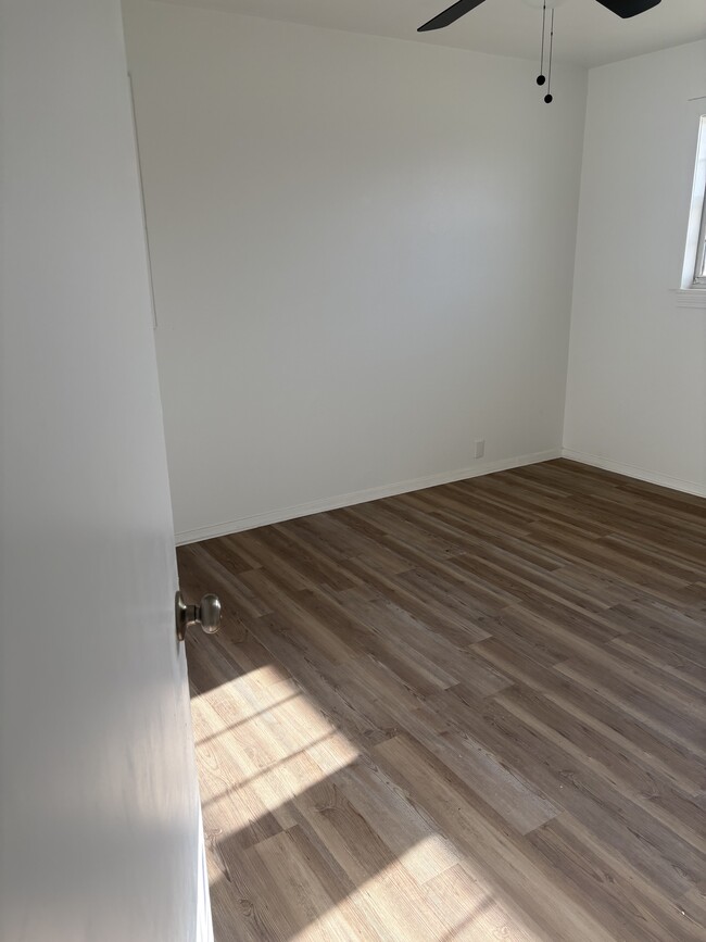 Building Photo - 209 Redbud Ave
