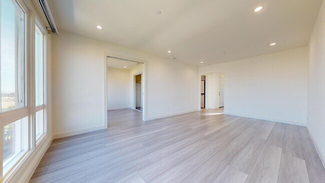 Photo - "Charming 3-Bed Oasis on Frankfort St: Spacious 2-Bath Retreat in Daly City!" Apartment